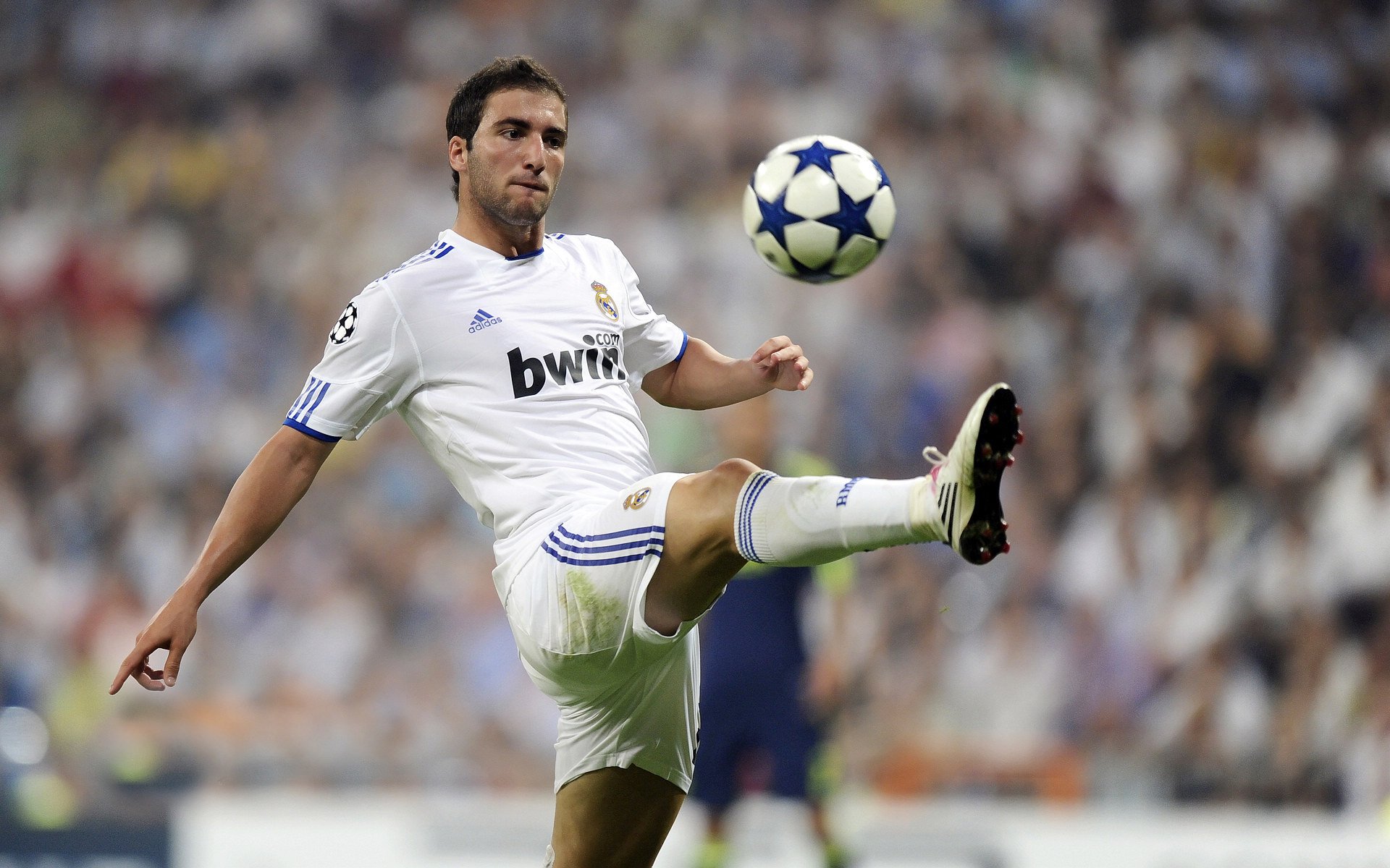 赛道与球场，双线争冠的生死博弈